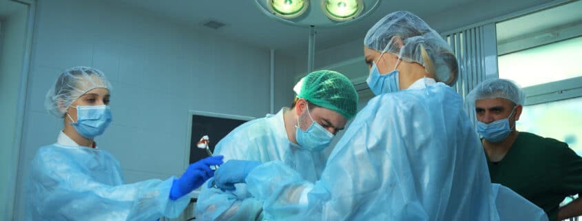 Kirurger foretager en nyretransplantation