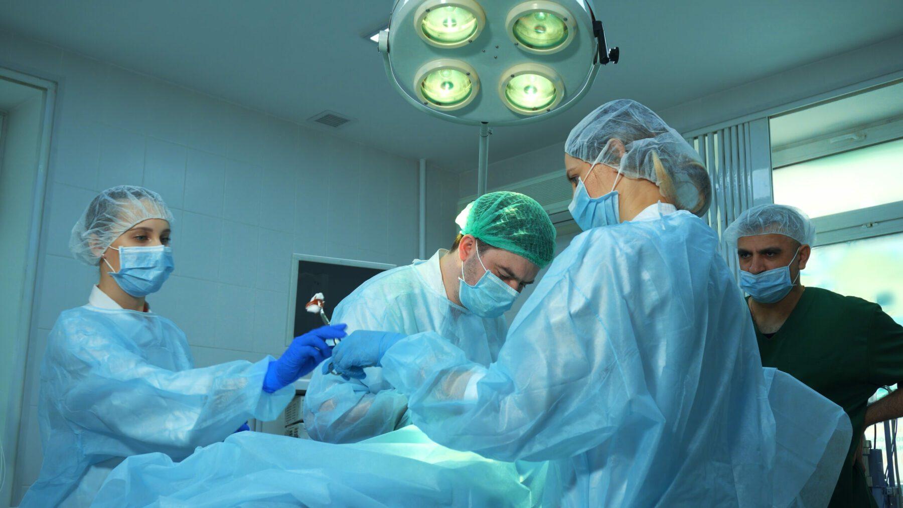 Kirurger foretager en nyretransplantation
